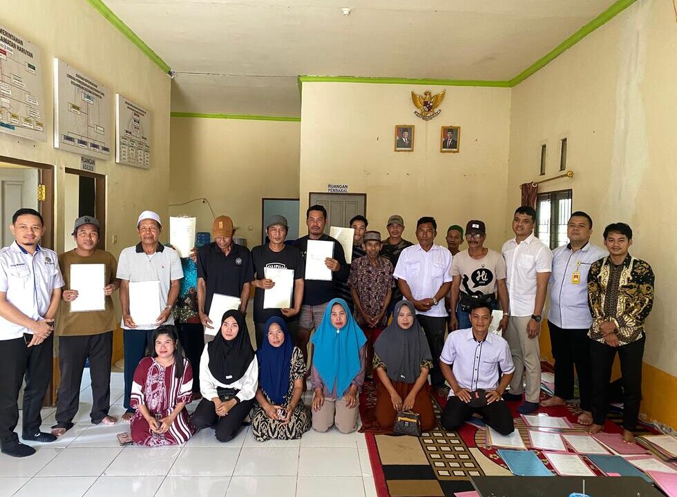 Penyerahan Sertipikat PTSL 2025 di Desa Pandanu, Haruyan: Wujud Komitmen BPN dalam Memberikan Kepastian Hukum Tanah