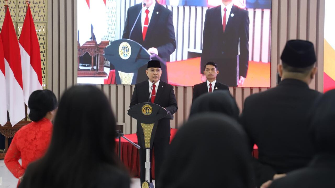 Lantik Pejabat Pengawas dan Fungsional, Wamen Ossy: Ujung Tombak dalam Pelayanan Pertanahan