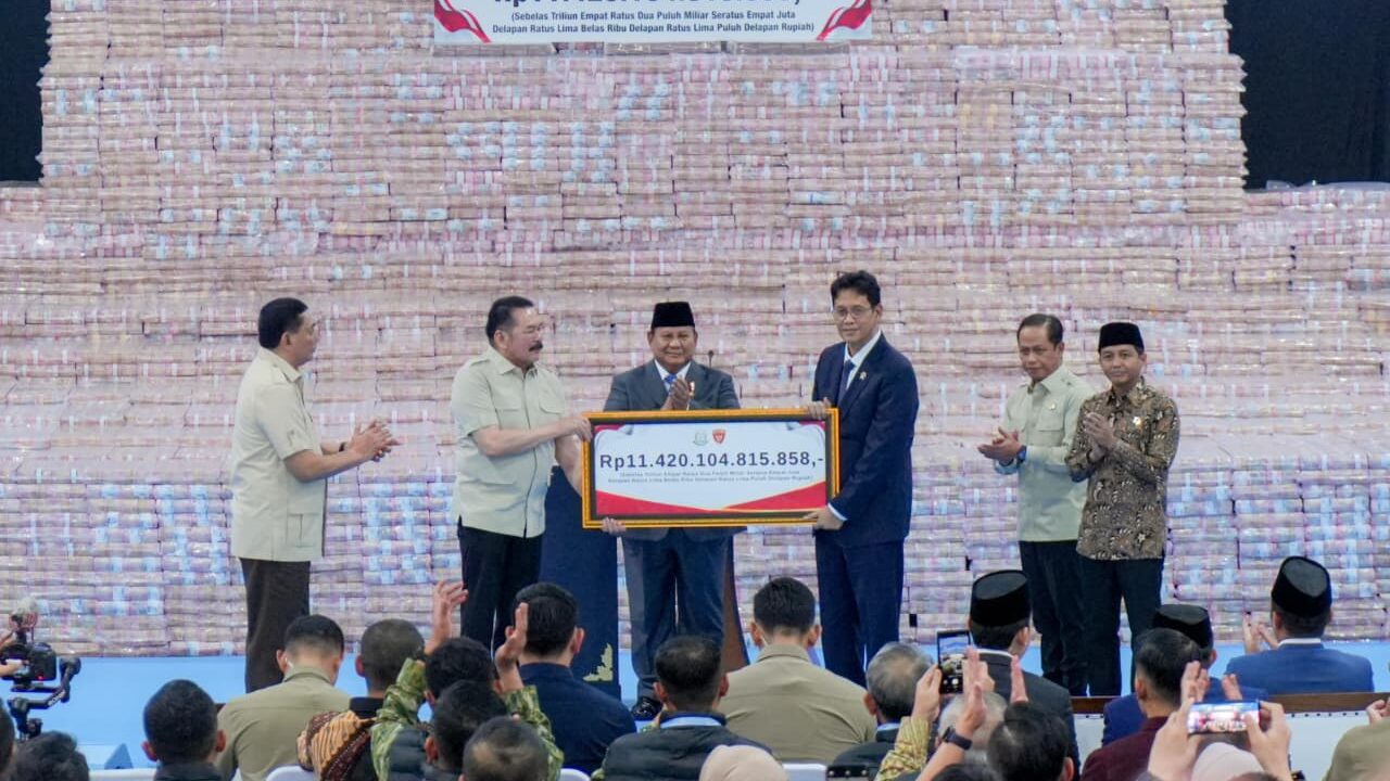 Wamen Ossy Saksikan Penyerahan Denda Administratif Rp11,4 Triliun oleh Satgas PKH sebagai Wujud Penyelamatan Kekayaan Negara