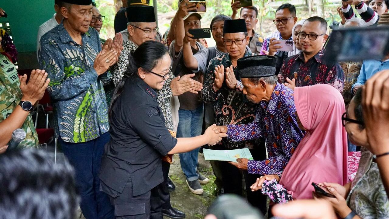 Akhir Perjuangan Panjang, Sertipikat Tanah Mbah Tupon Kembali ke Tangan yang Berhak
